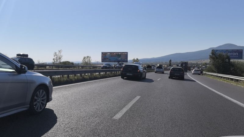Два автомобила се озоваха в нива след катастрофа на АМ Тракия